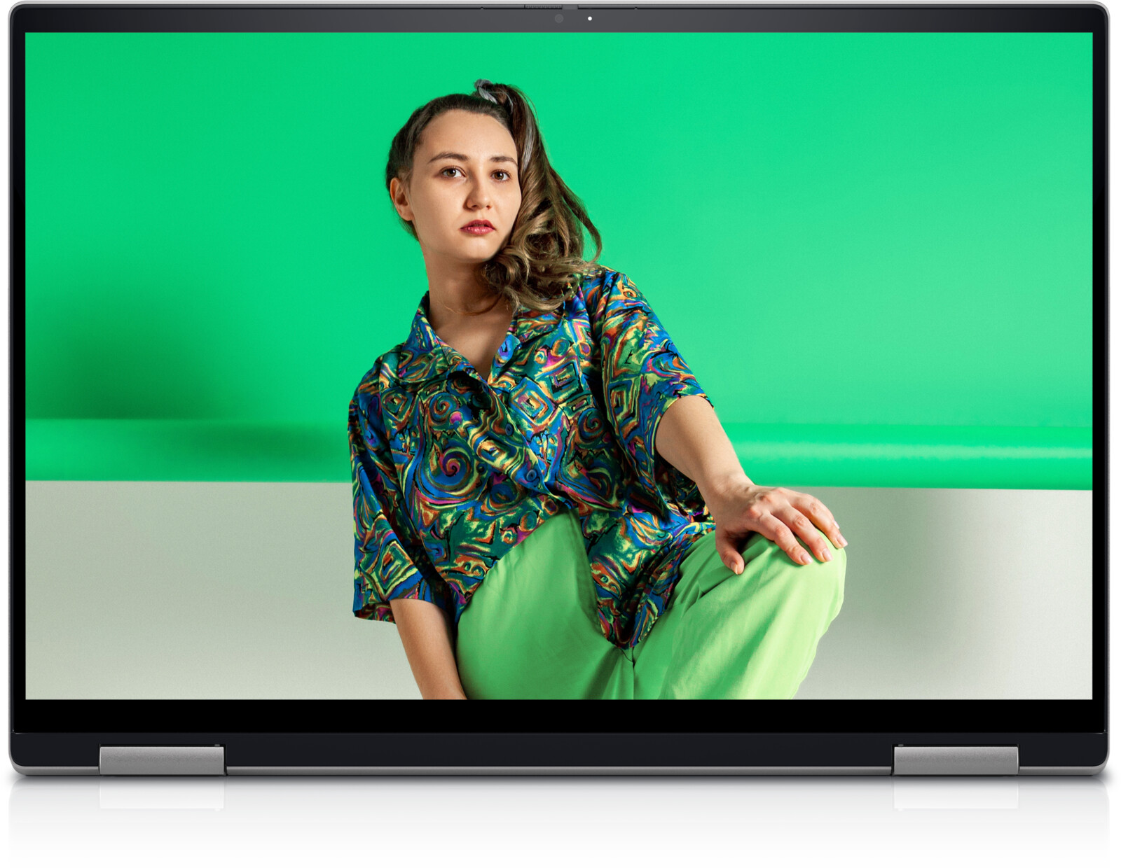 Dell Inspiron 16 7620 2-in-1 -- pohled zepředu s otevřeným displejem