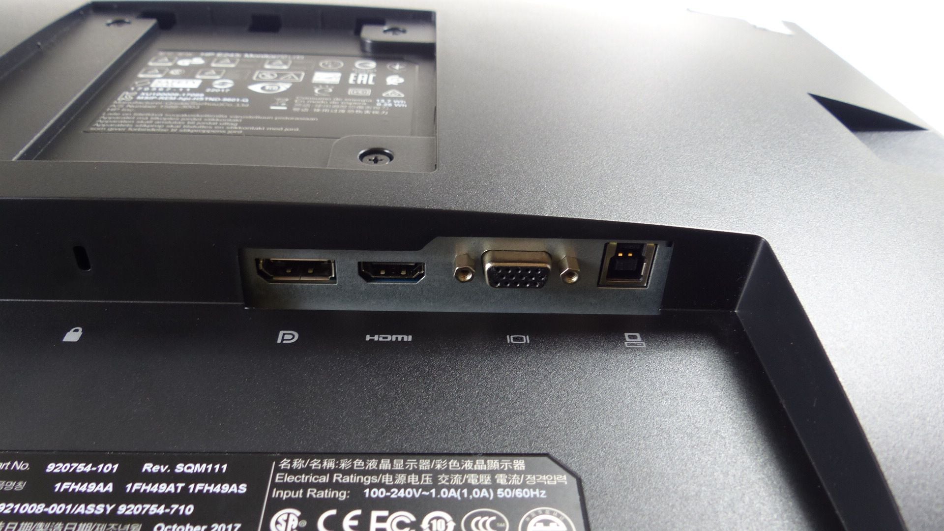 HP EliteDisplay E243i – detail portů DisplayPort, HDMI a VGA
