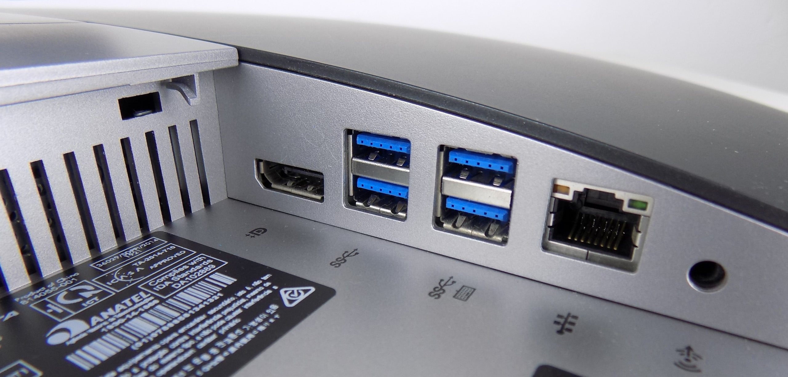 HP EliteOne 800 G2 – detail zadního portového panelu s DisplayPort